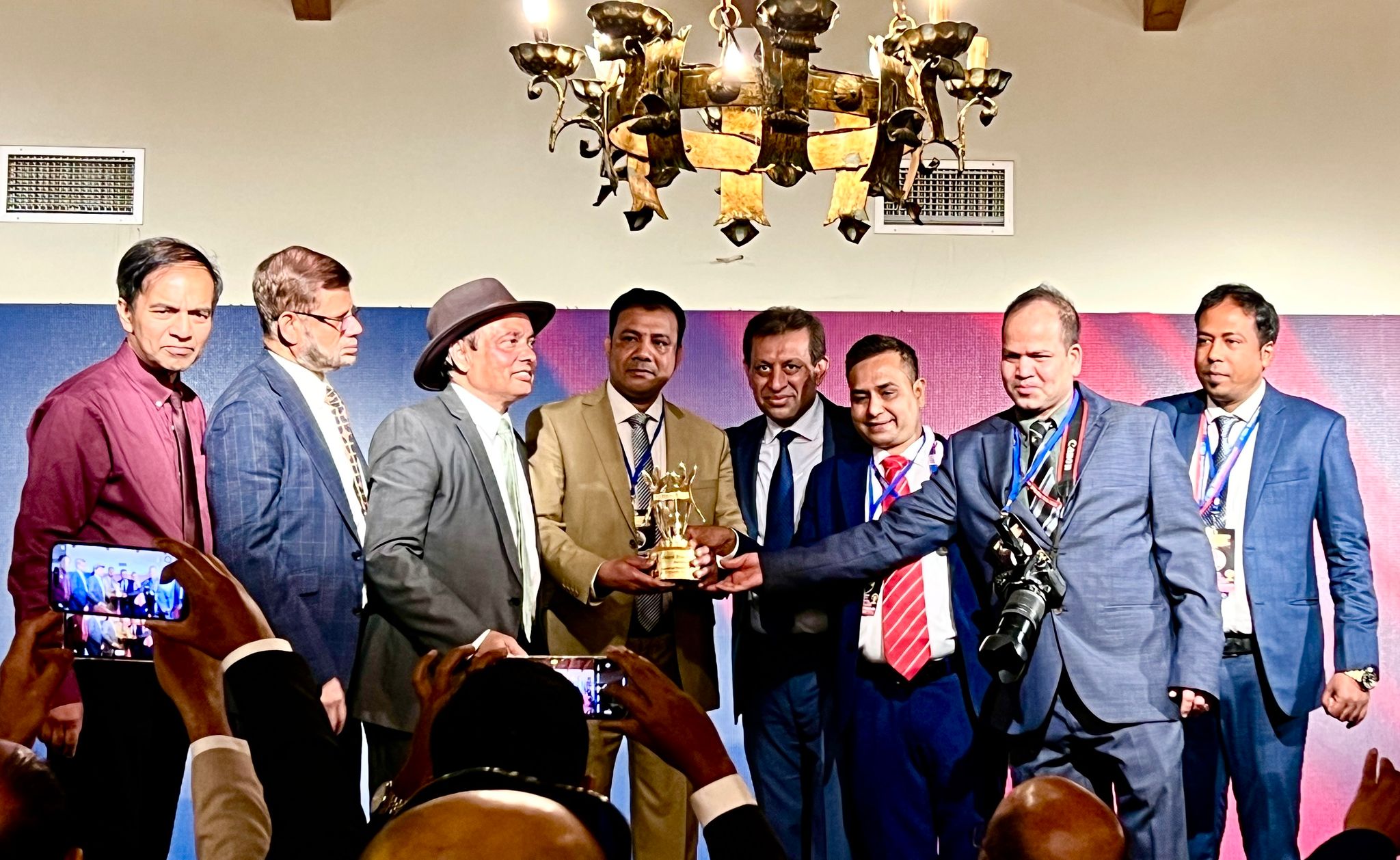 বাংলা কাগজ এ্যাওয়ার্ডে ভুষিত হলেন সাংবাদিক এনায়েত হোসেন সোহেল