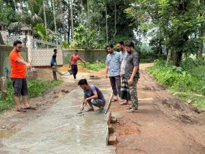 বালিঙ্গা নবজাগরণ কিশোর সংঘের উদ্যোগে সড়ক মেরামতের কাজ শুরু